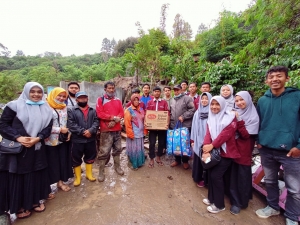 Keluarga Besar &amp; Alumni MAN 1 Aceh Tengah serahkan Bantuan kepada Korban Banjir Bandang Paya Tumpi